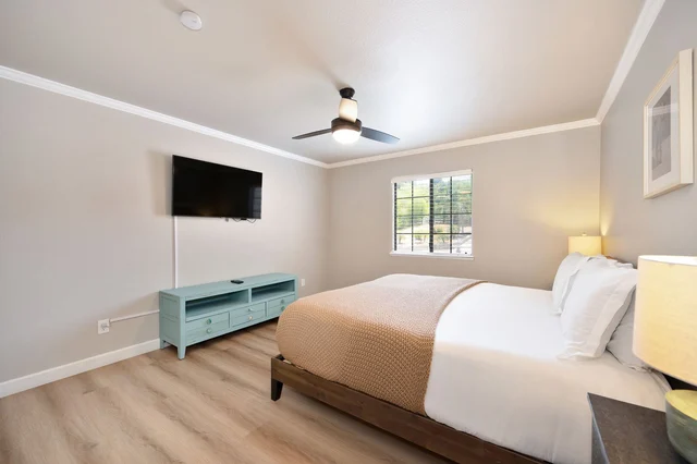 King bed with ensuite bathroom image 1