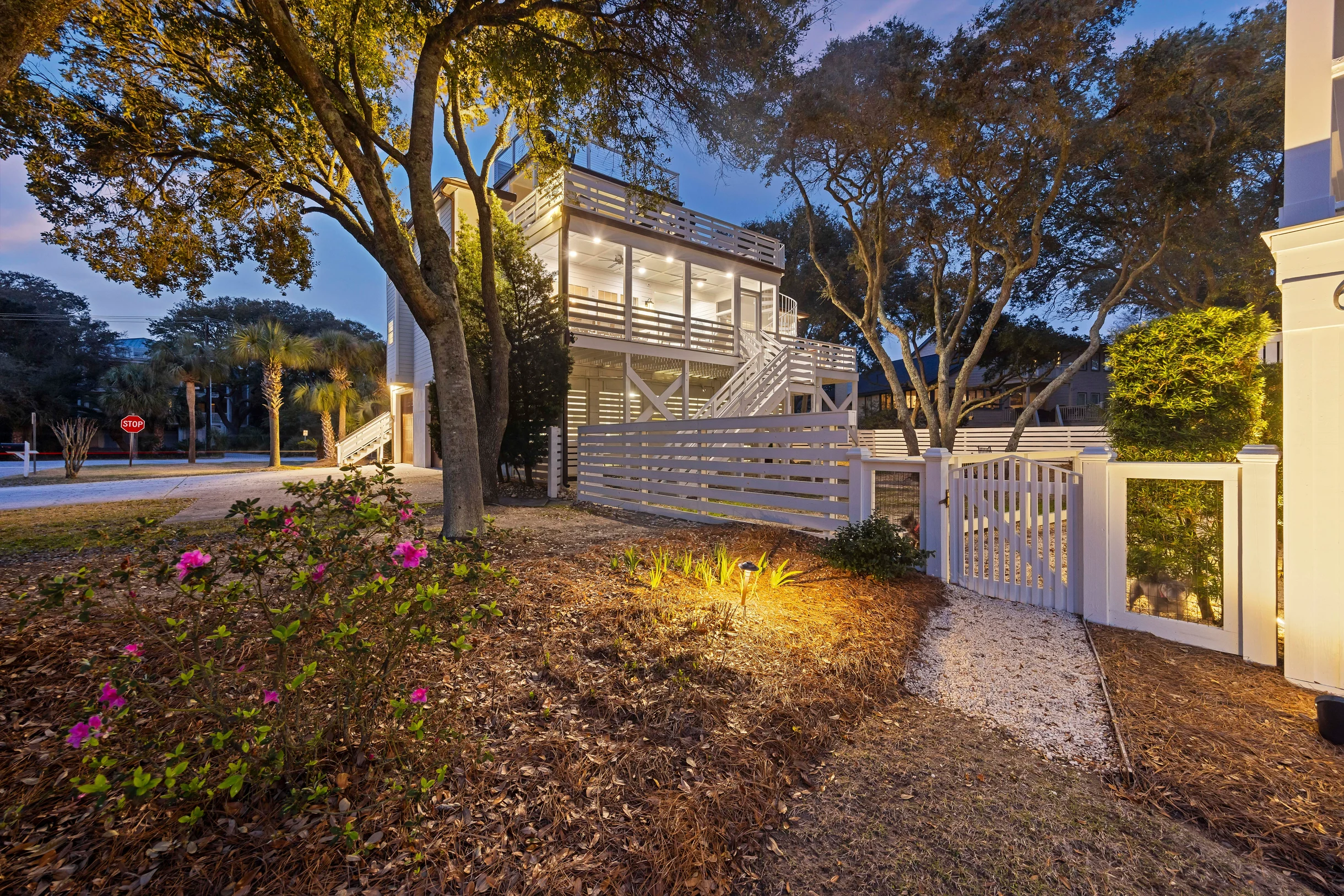 AV8-53: 8 53rd Avenue #102
