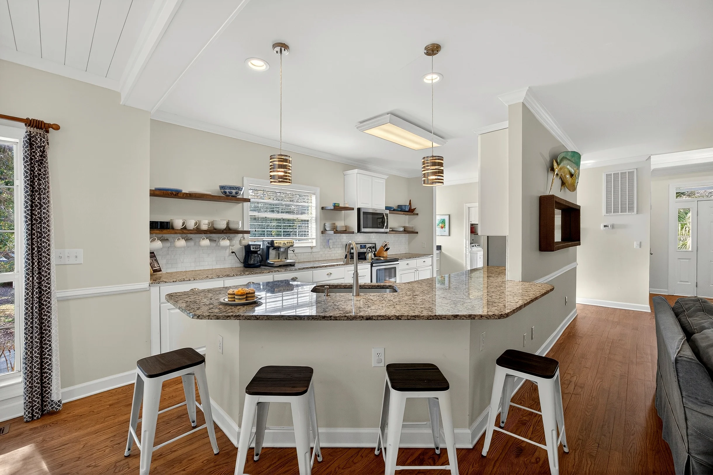 AV8-53: 8 53rd Avenue #80