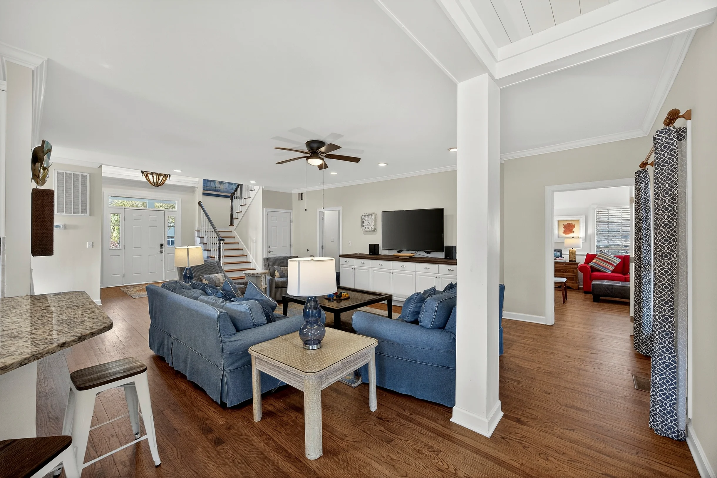 AV8-53: 8 53rd Avenue #76