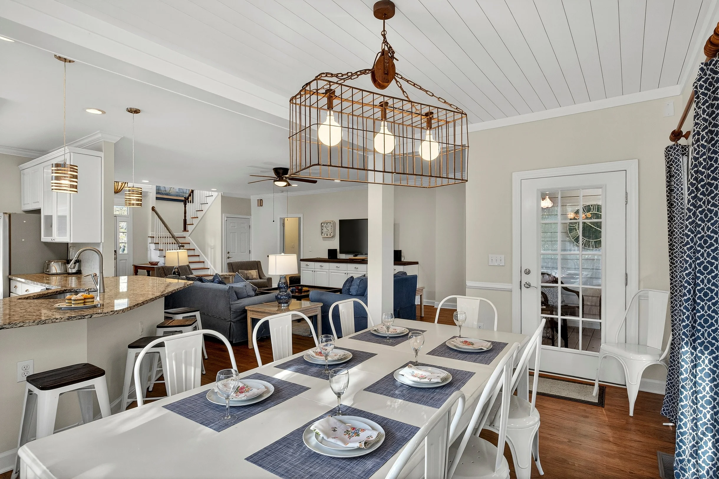 AV8-53: 8 53rd Avenue #89