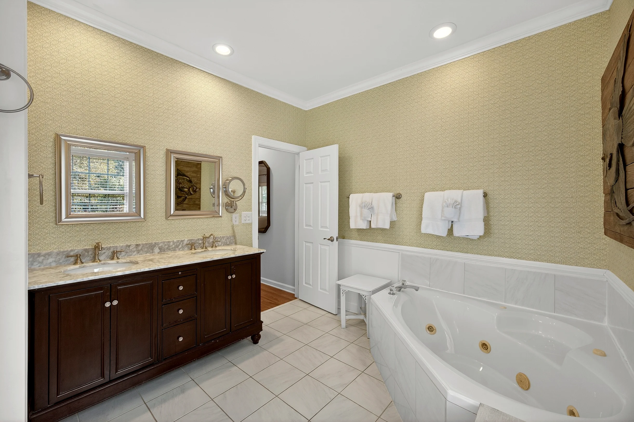 AV8-53: 8 53rd Avenue #106