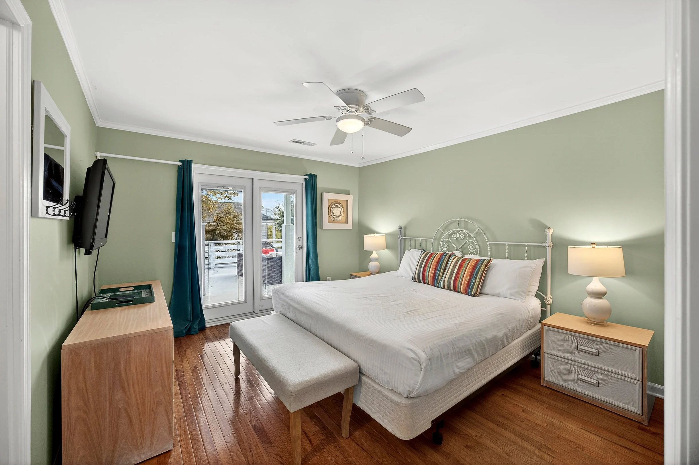AV8-53: 8 53rd Avenue #72