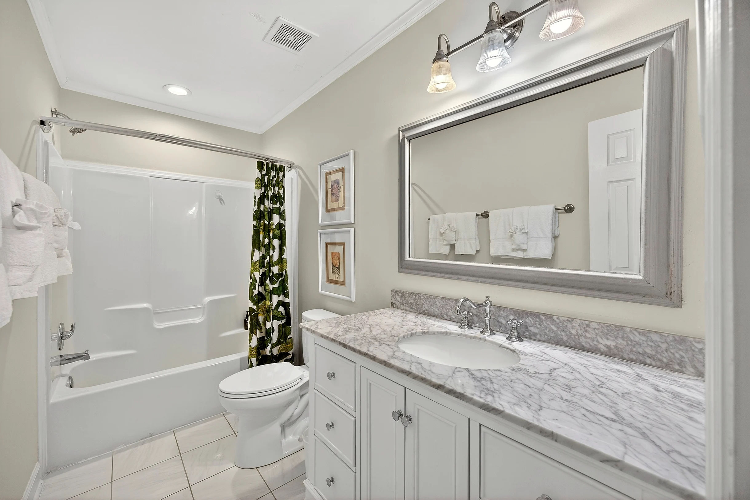 AV8-53: 8 53rd Avenue #88