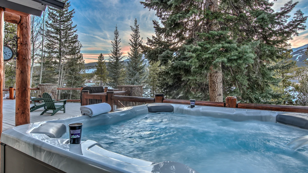 Mountain Bear Lodge property photo 2