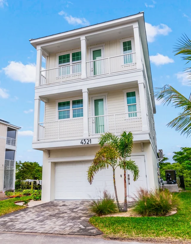 Salty Seagull at Hunter's Point #83