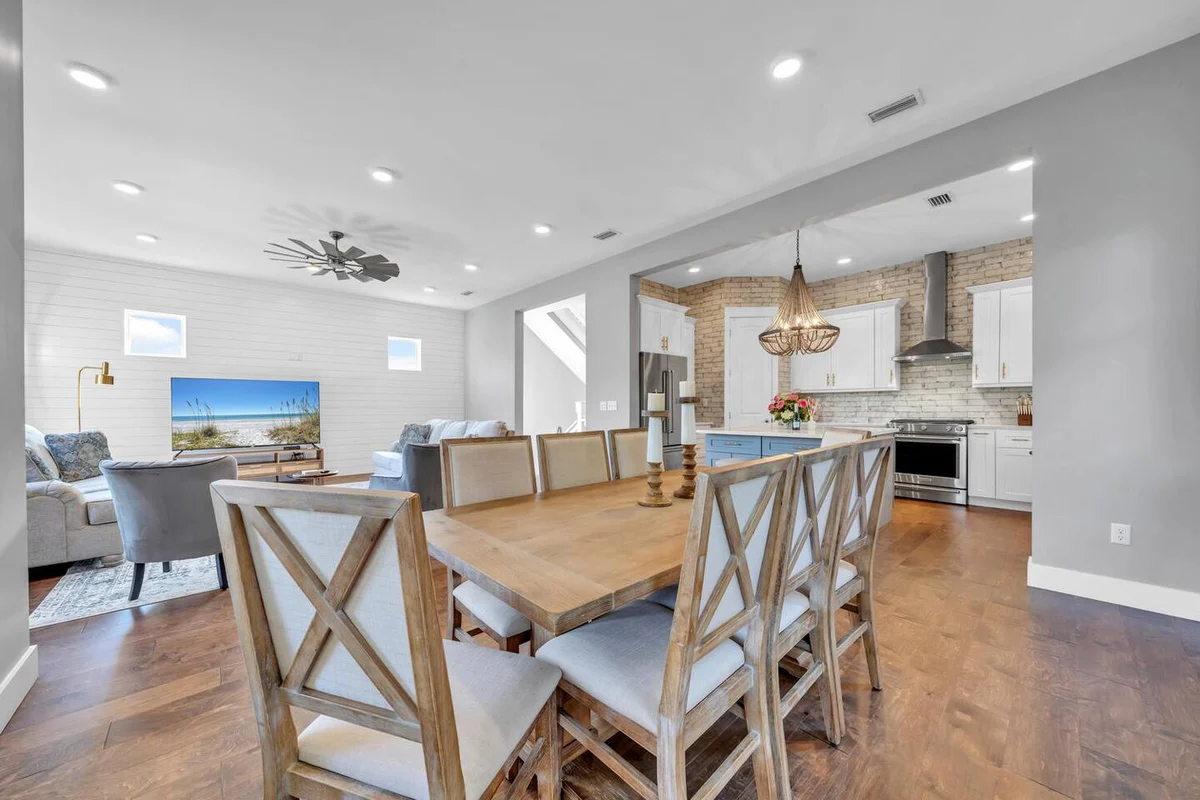 Walk to Beach in 15! Pet Friendly, Pool, Dock #7