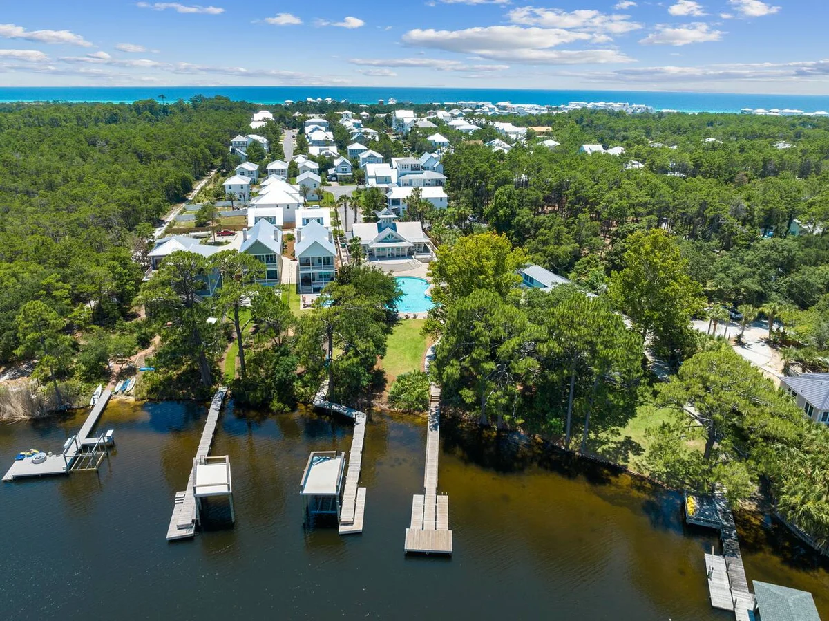 Walk to Beach in 15! Pet Friendly, Pool, Dock #8