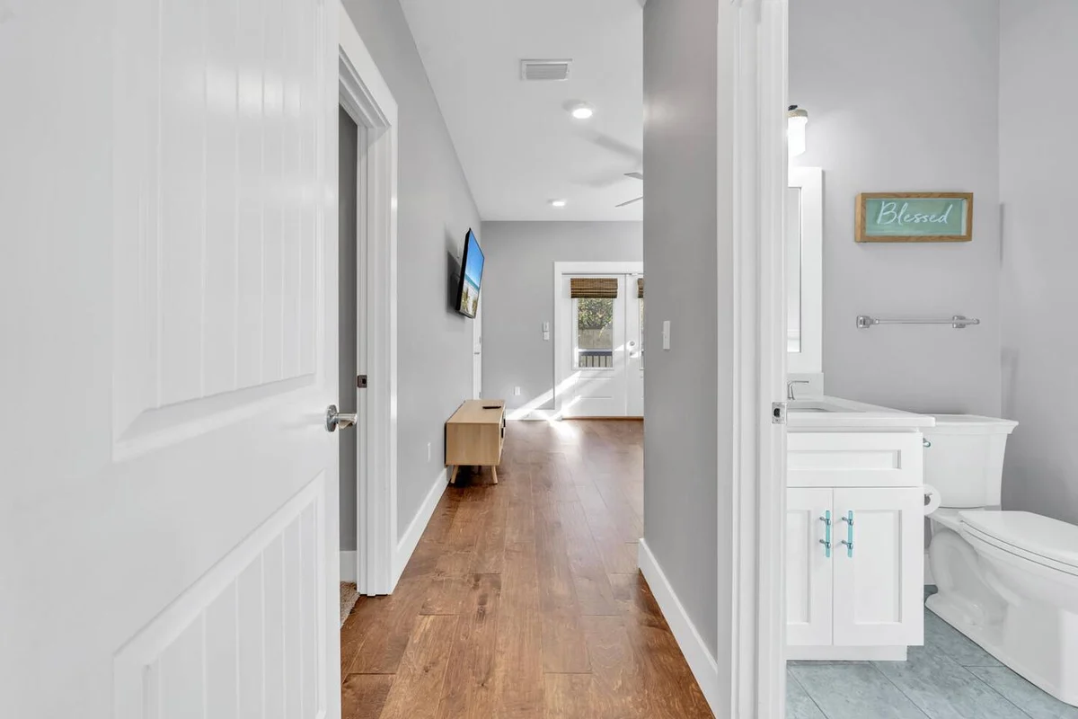 Walk to Beach in 15! Pet Friendly, Pool, Dock #21