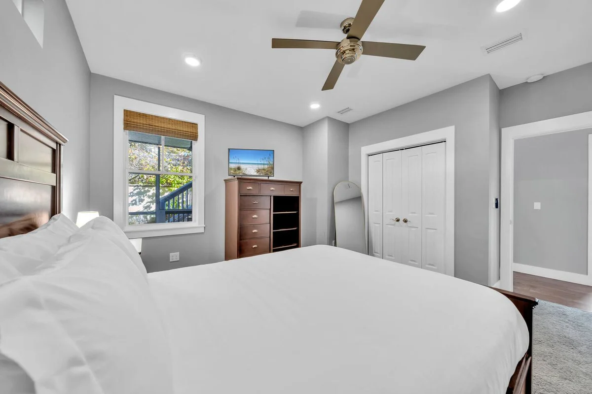 Walk to Beach in 15! Pet Friendly, Pool, Dock #25