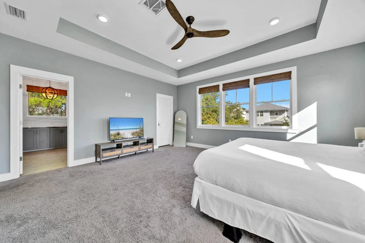 Walk to Beach in 15! Pet Friendly, Pool, Dock #43