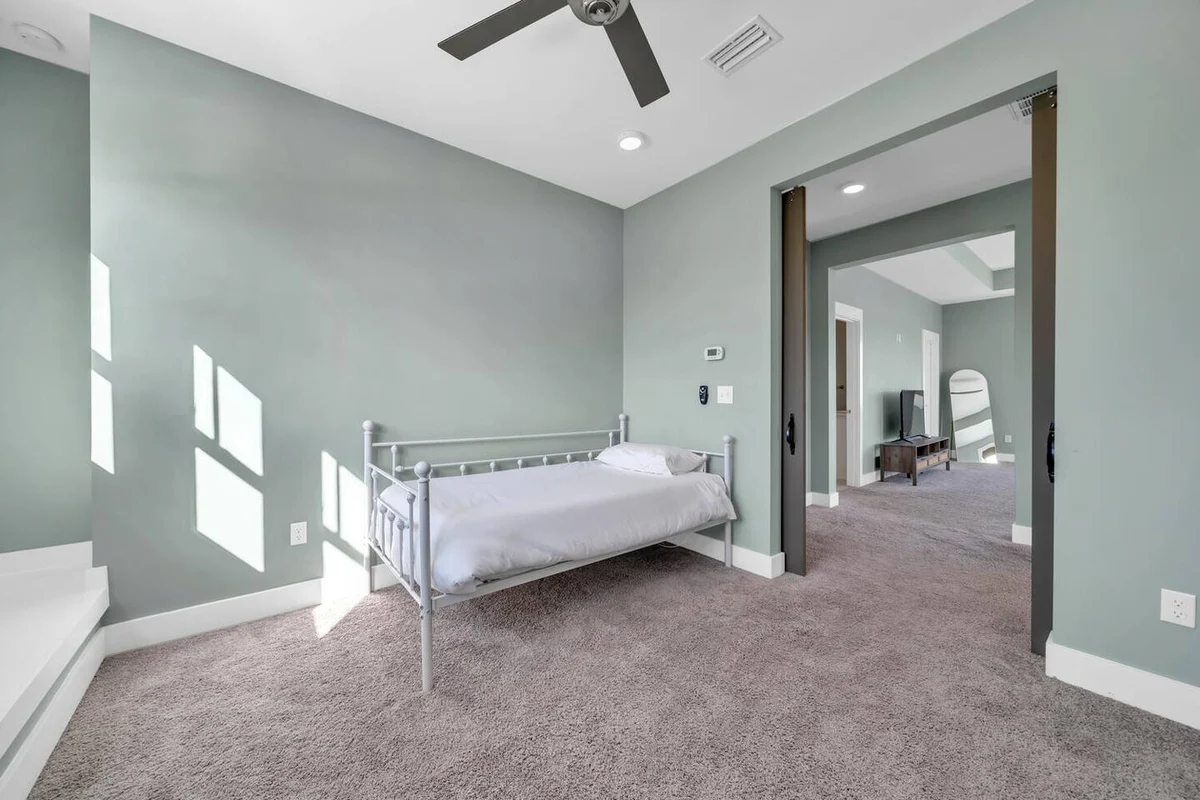 Walk to Beach in 15! Pet Friendly, Pool, Dock #52