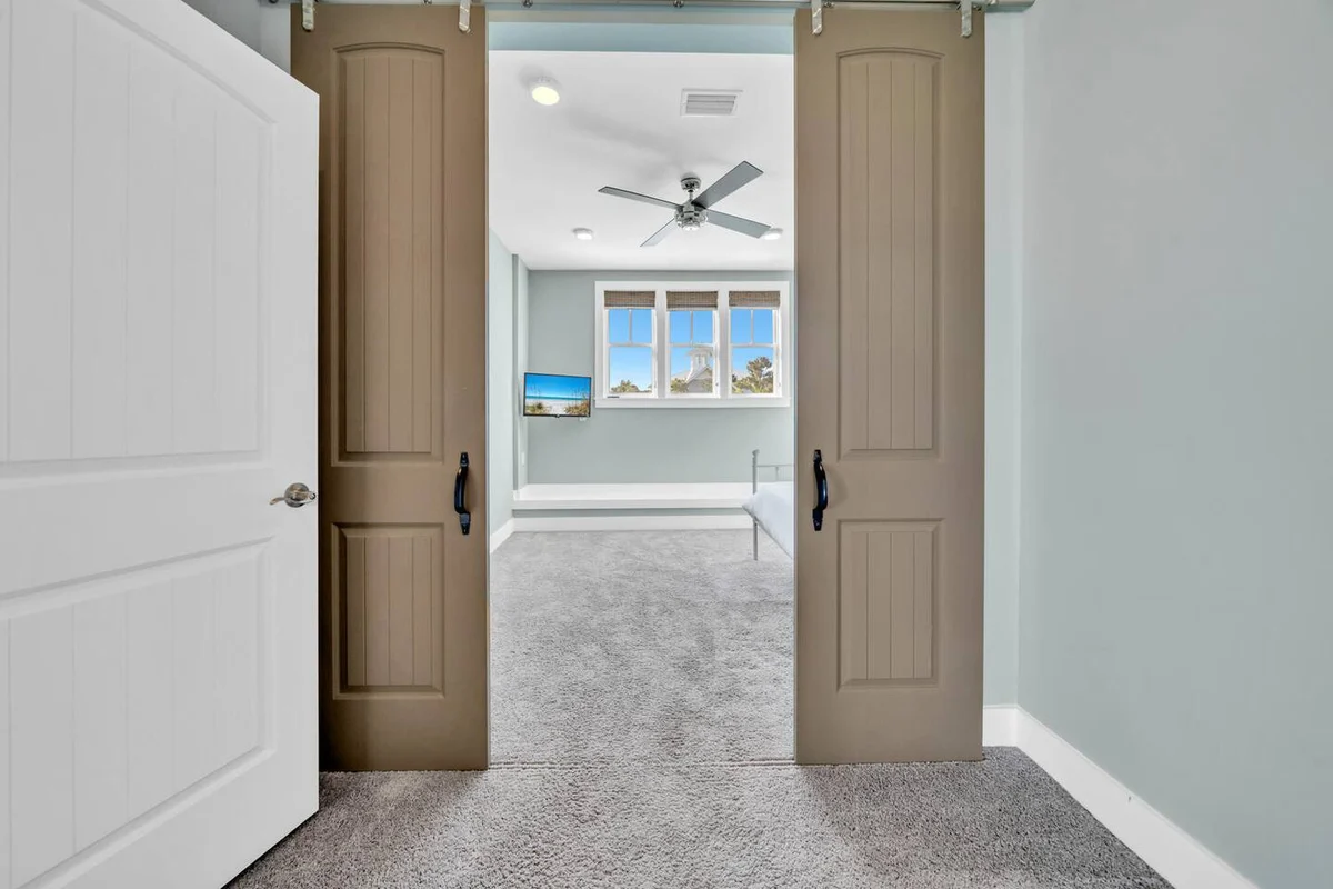 Walk to Beach in 15! Pet Friendly, Pool, Dock #54