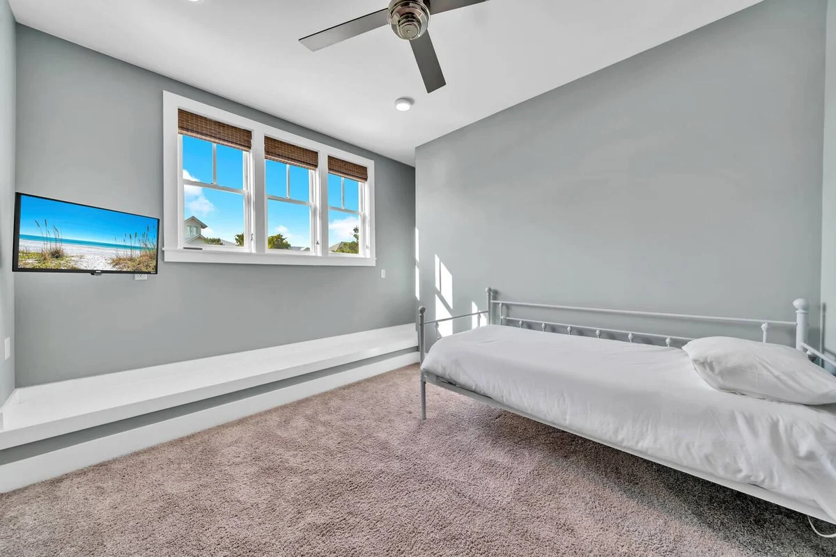 Walk to Beach in 15! Pet Friendly, Pool, Dock #57