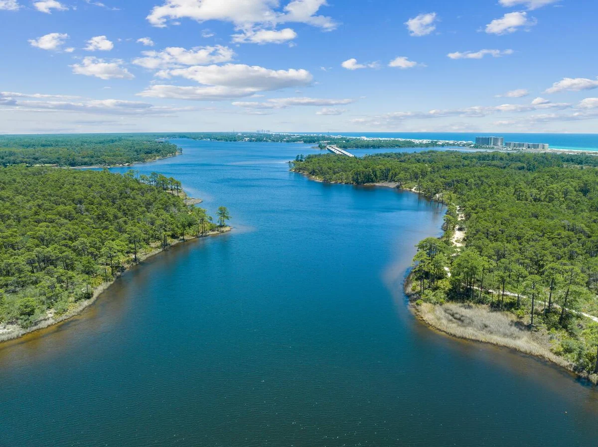 Walk to Beach in 15! Pet Friendly, Pool, Dock #61