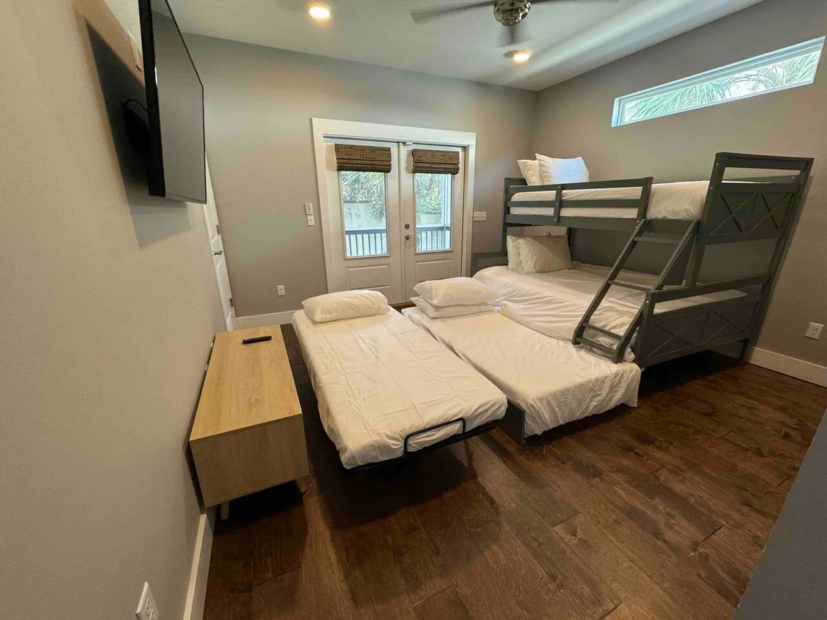 Walk to Beach in 15! Pet Friendly, Pool, Dock #67