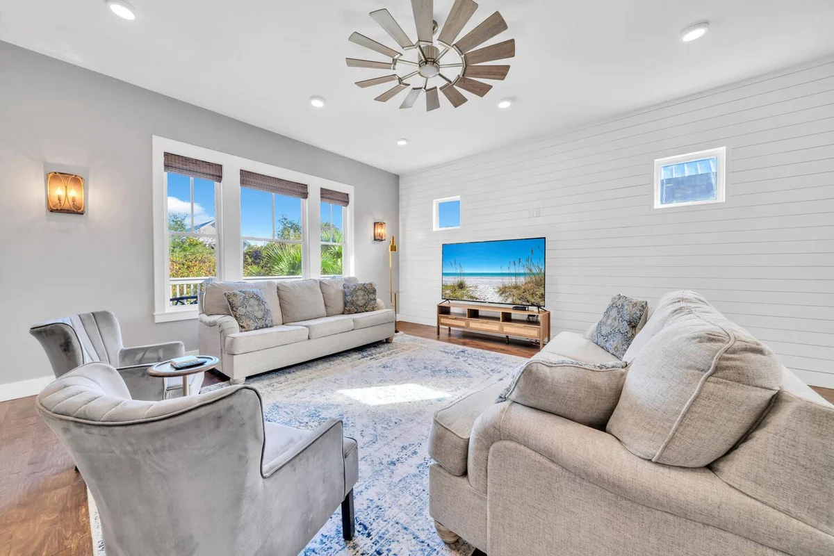 Walk to Beach in 15! Pet Friendly, Pool, Dock #84