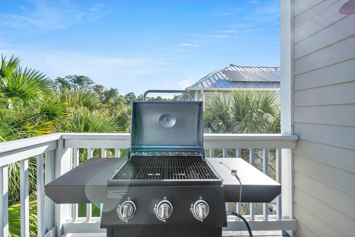 Walk to Beach in 15! Pet Friendly, Pool, Dock #83