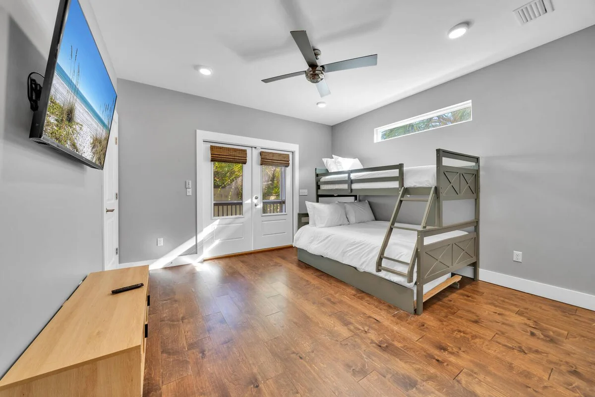 Walk to Beach in 15! Pet Friendly, Pool, Dock #92