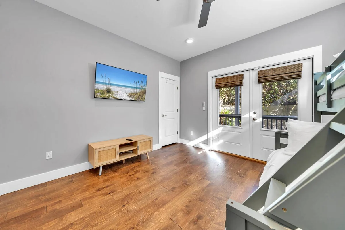 Walk to Beach in 15! Pet Friendly, Pool, Dock #116