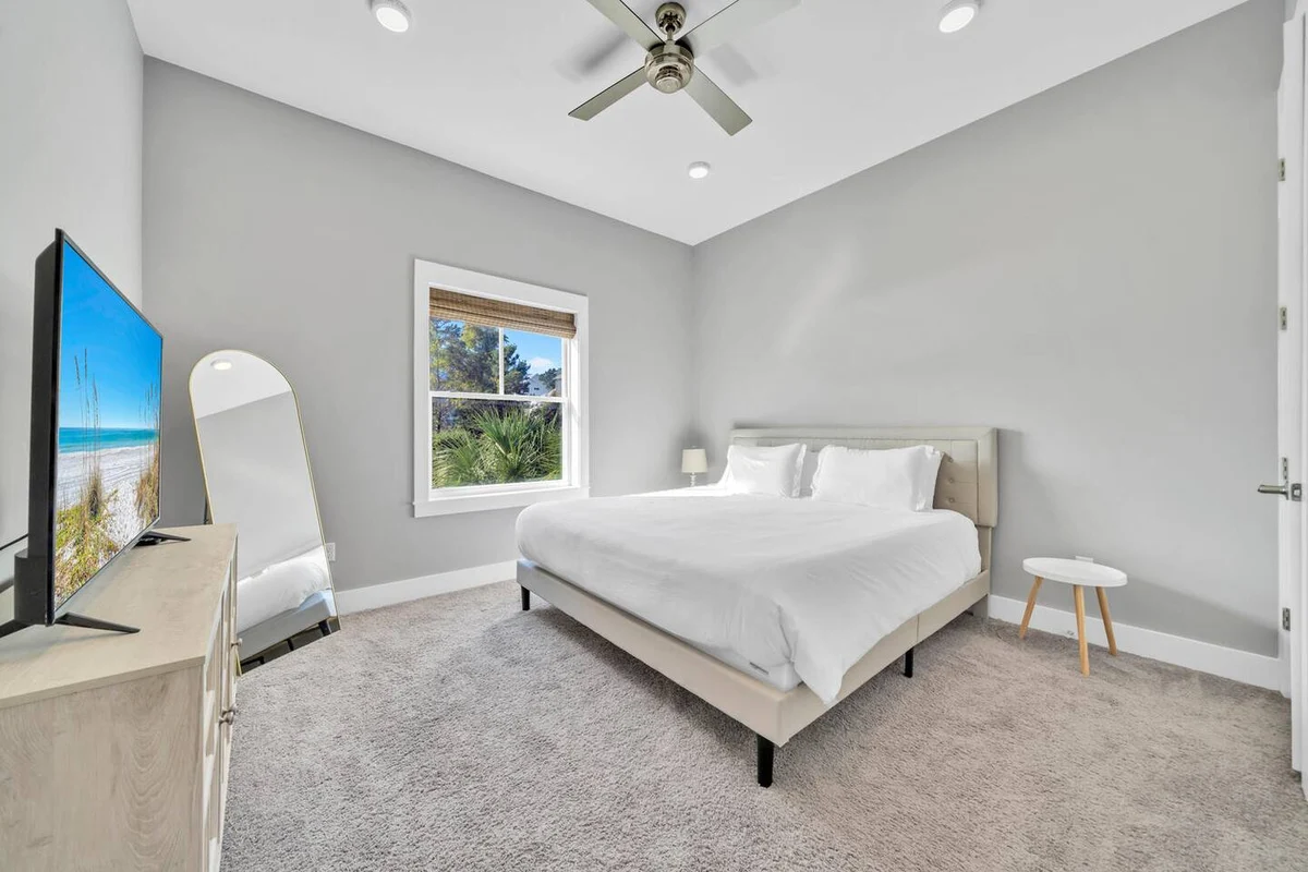 Walk to Beach in 15! Pet Friendly, Pool, Dock #136