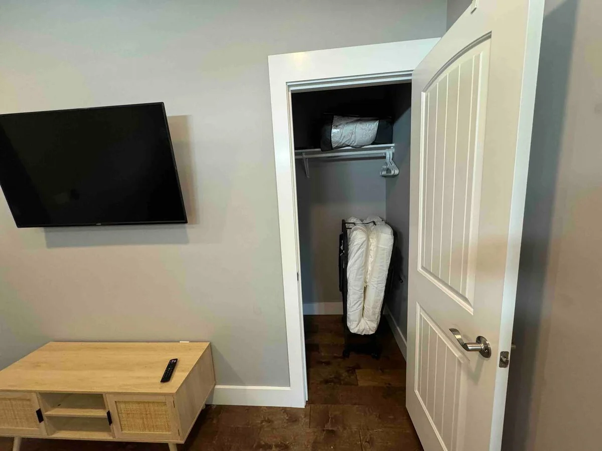 Walk to Beach in 15! Pet Friendly, Pool, Dock #147