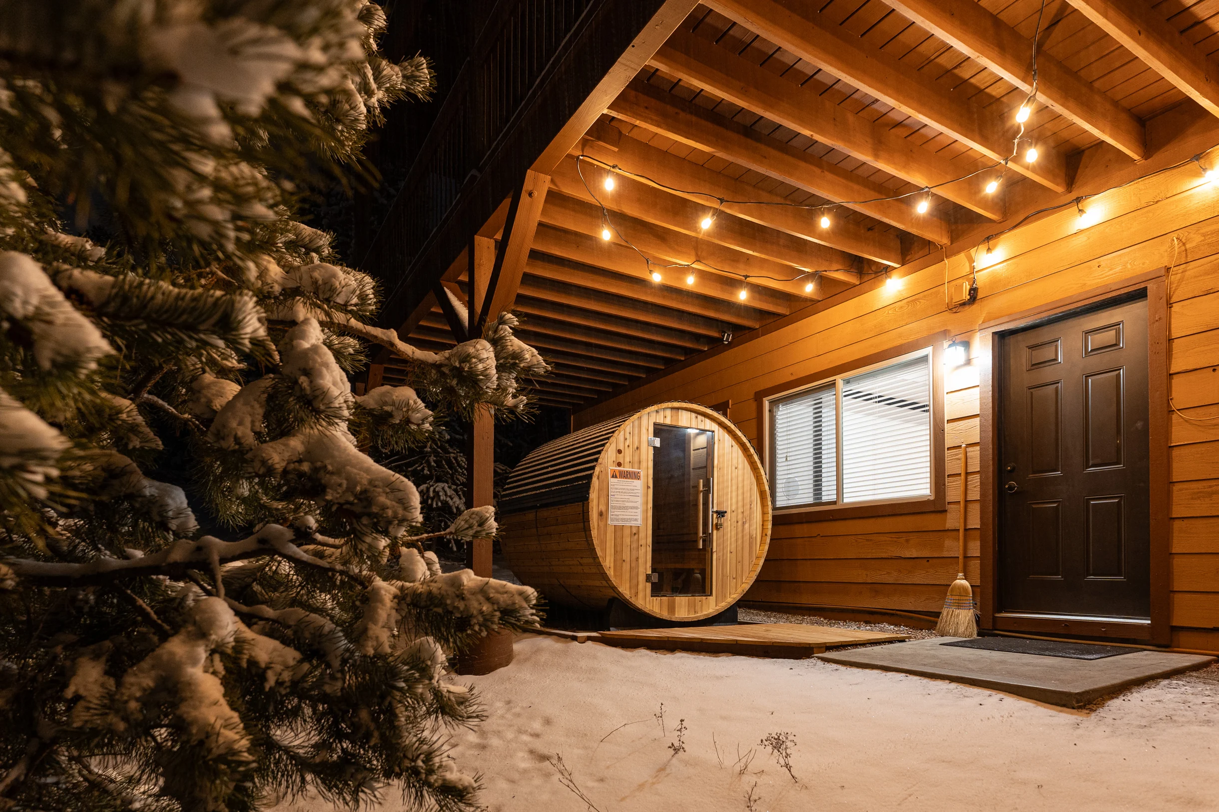 Amazing View! Sauna 1 Block to Downtown 5BR Sleeps16 with 2 King Suites Game Rm #1