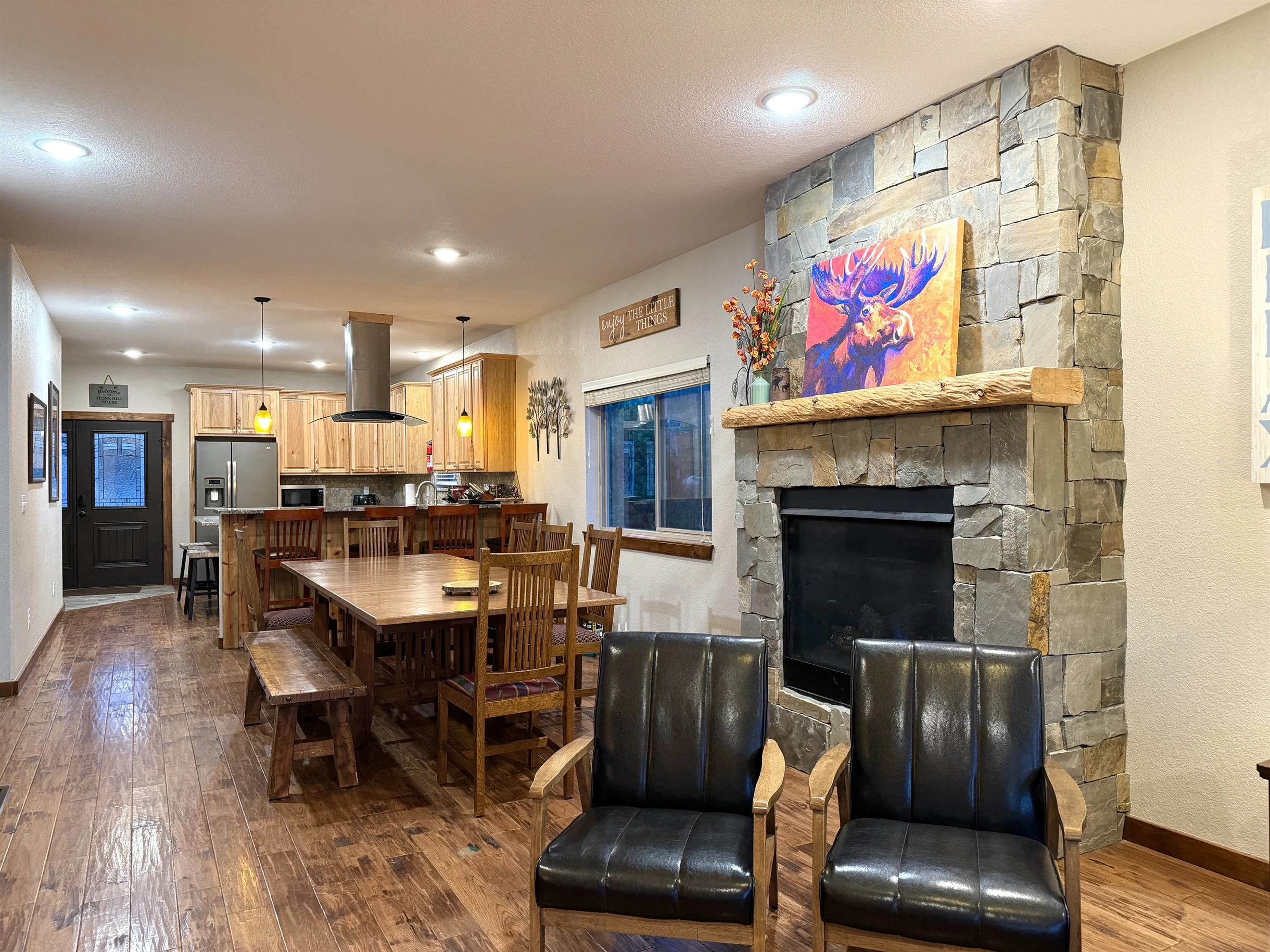 Amazing View! Sauna 1 Block to Downtown 5BR Sleeps16 with 2 King Suites Game Rm #41