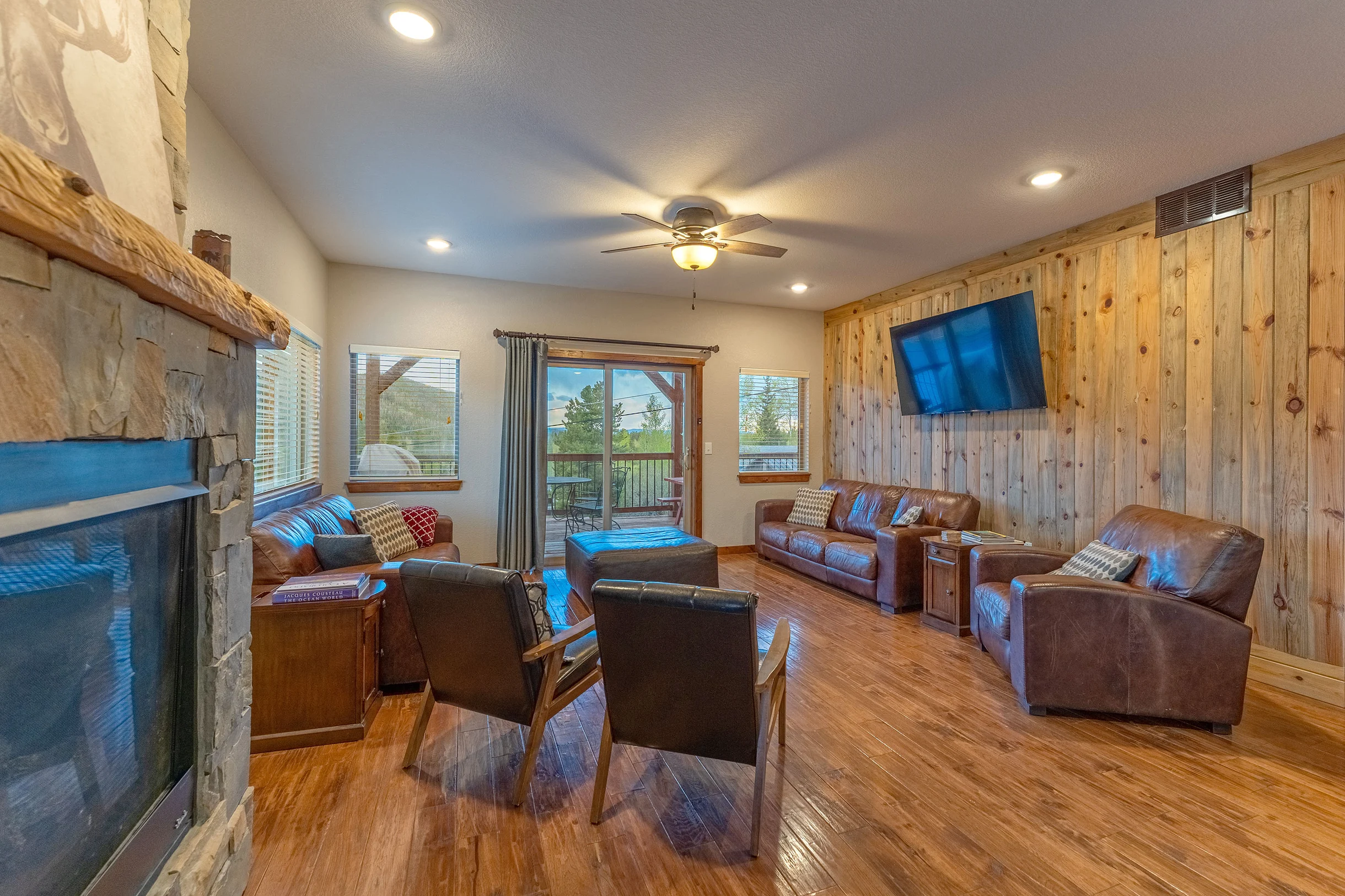Amazing View! Sauna 1 Block to Downtown 5BR Sleeps16 with 2 King Suites Game Rm #47