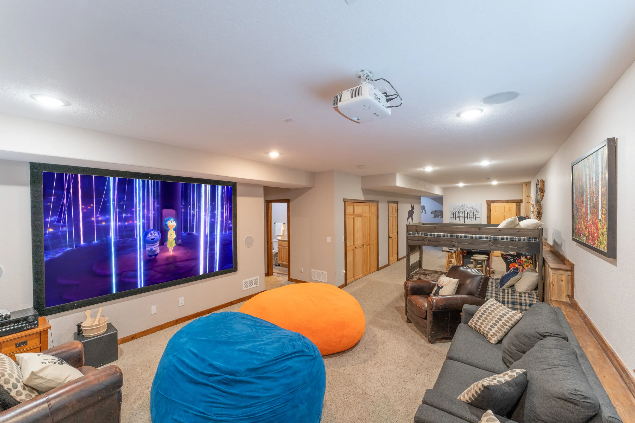 Amazing View! Sauna 1 Block to Downtown 5BR Sleeps16 with 2 King Suites Game Rm #37