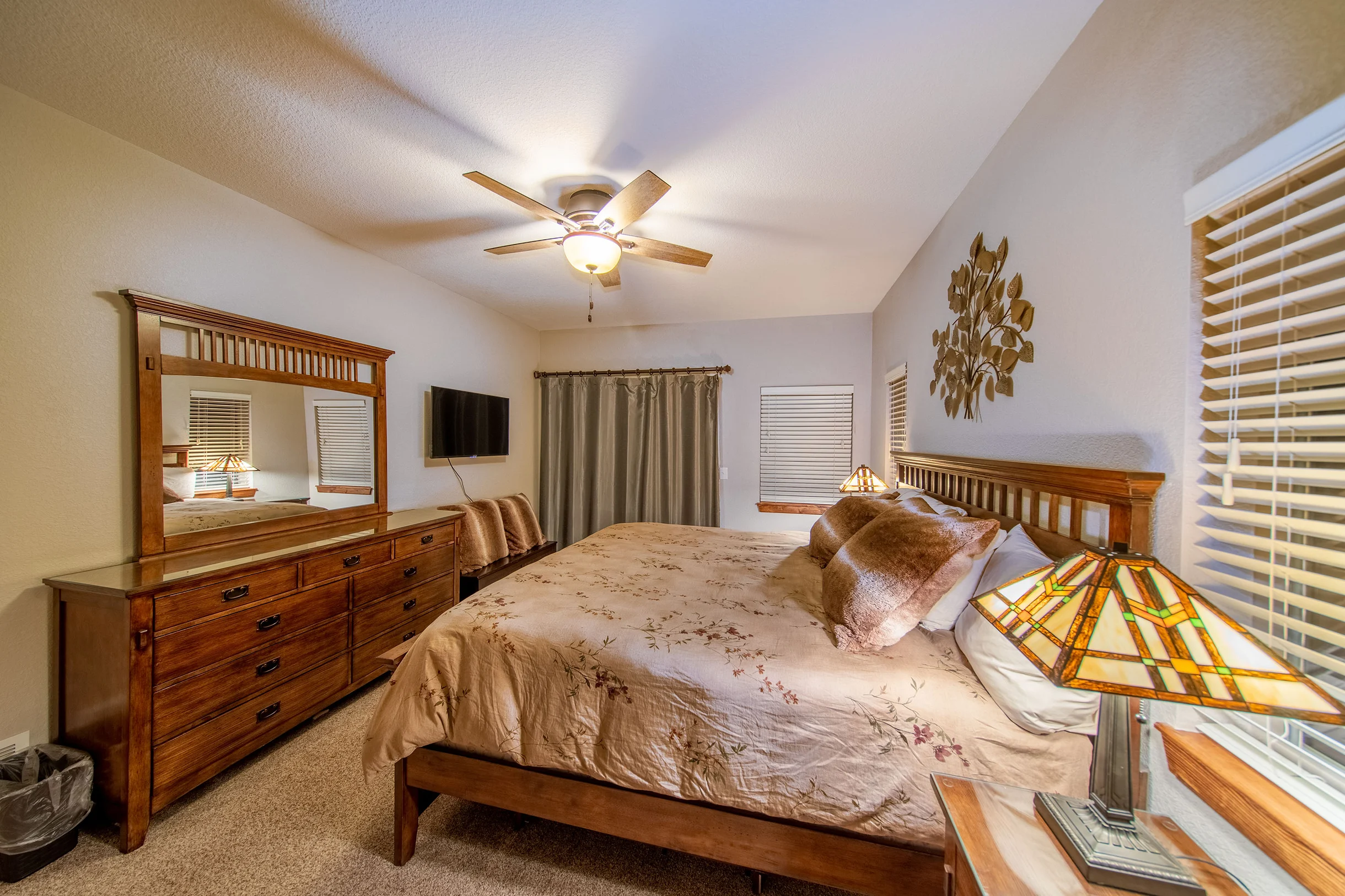 Amazing View! Sauna 1 Block to Downtown 5BR Sleeps16 with 2 King Suites Game Rm #8