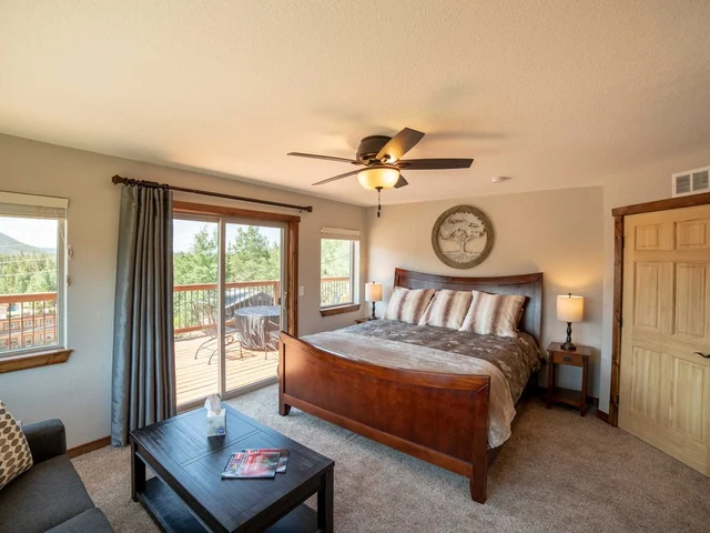 Amazing View! Sauna 1 Block to Downtown 5BR Sleeps16 with 2 King Suites Game Rm #19