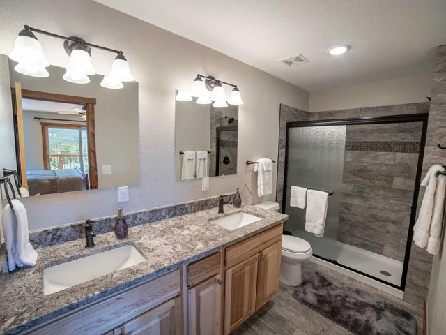 Amazing View! Sauna 1 Block to Downtown 5BR Sleeps16 with 2 King Suites Game Rm #22