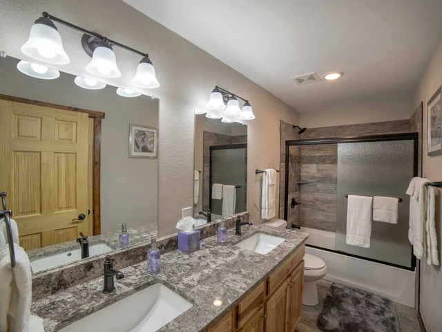 Amazing View! Sauna 1 Block to Downtown 5BR Sleeps16 with 2 King Suites Game Rm #12