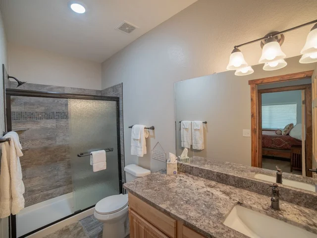 Amazing View! Sauna 1 Block to Downtown 5BR Sleeps16 with 2 King Suites Game Rm #20