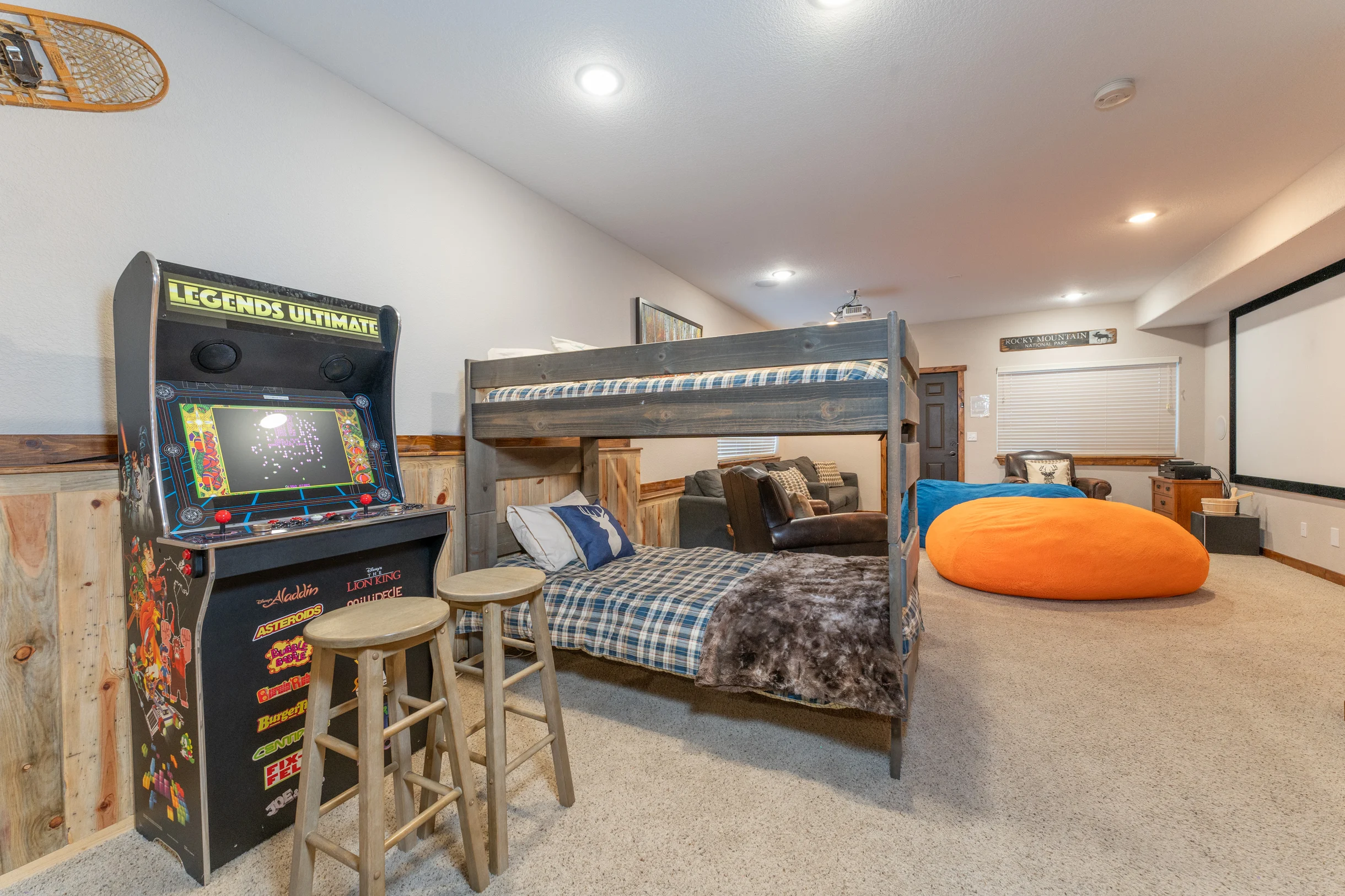 Amazing View! Sauna 1 Block to Downtown 5BR Sleeps16 with 2 King Suites Game Rm #10