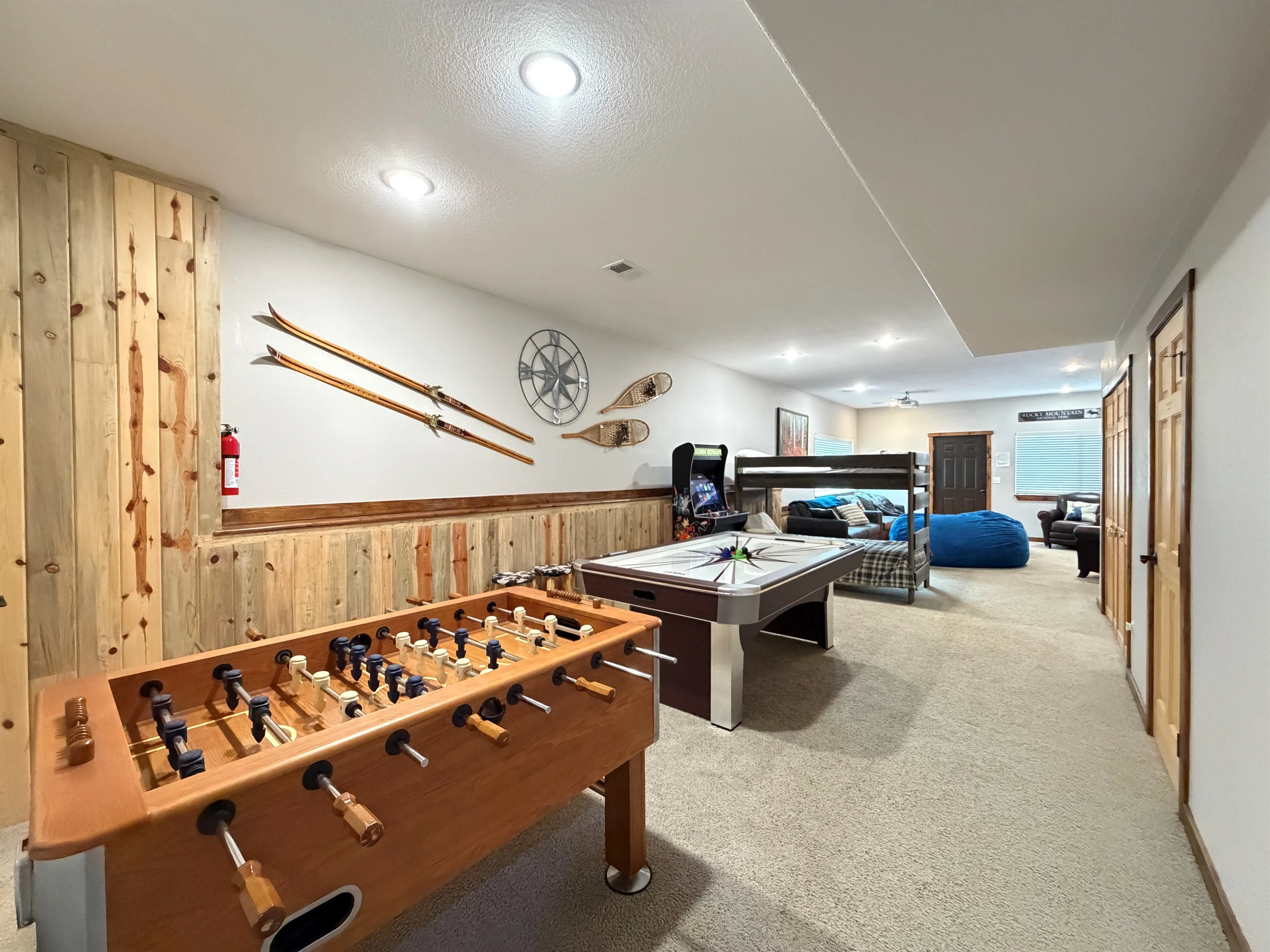 Amazing View! Sauna 1 Block to Downtown 5BR Sleeps16 with 2 King Suites Game Rm #34