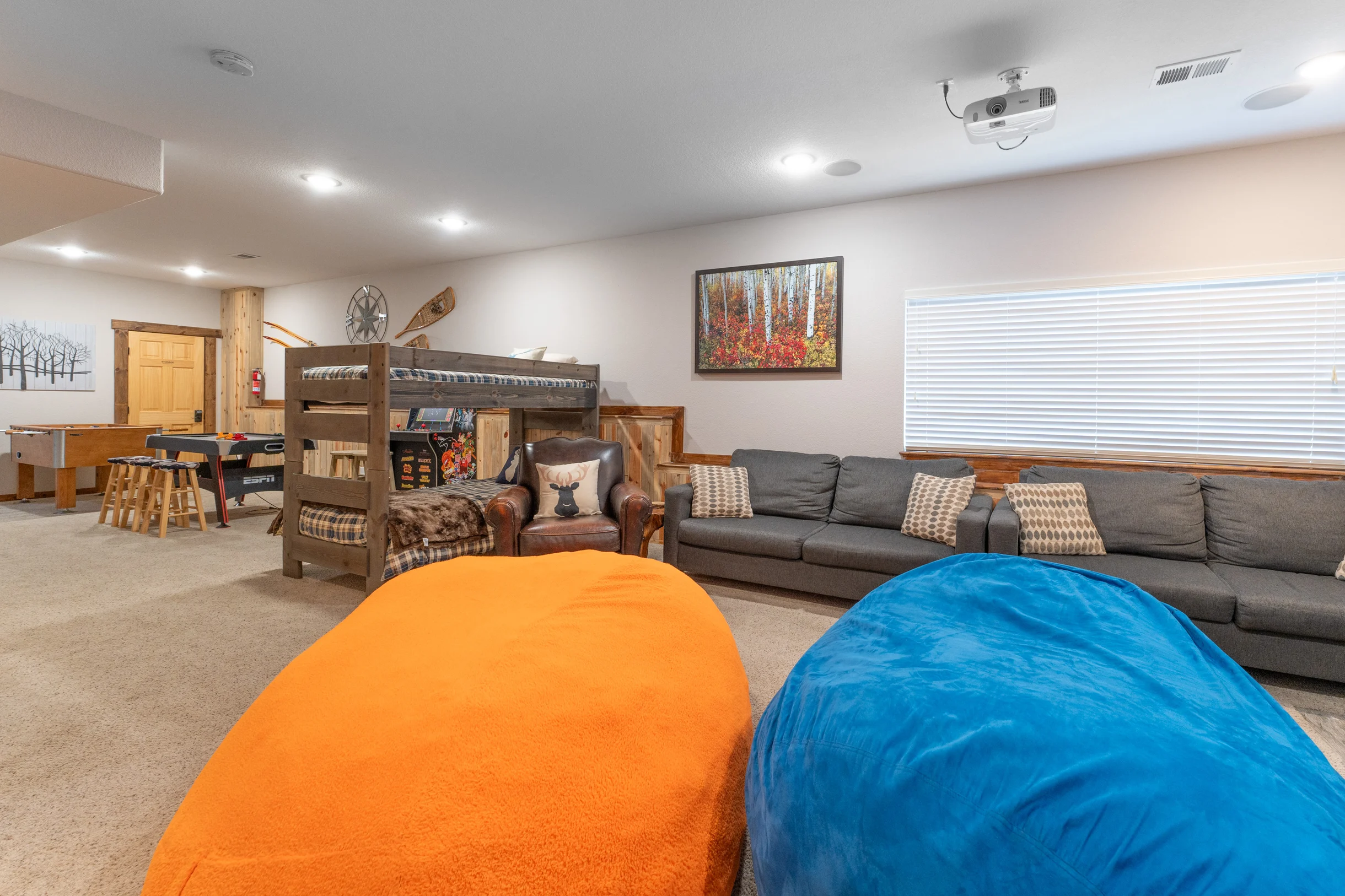 Amazing View! Sauna 1 Block to Downtown 5BR Sleeps16 with 2 King Suites Game Rm #29