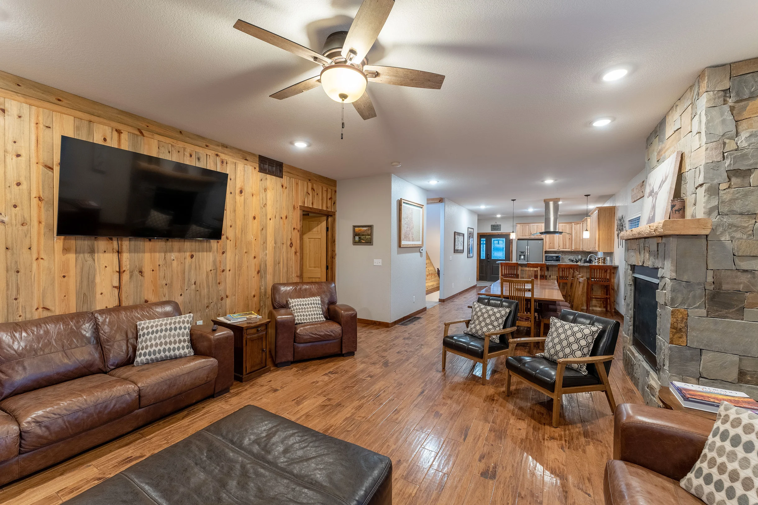 Amazing View! Sauna 1 Block to Downtown 5BR Sleeps16 with 2 King Suites Game Rm #32