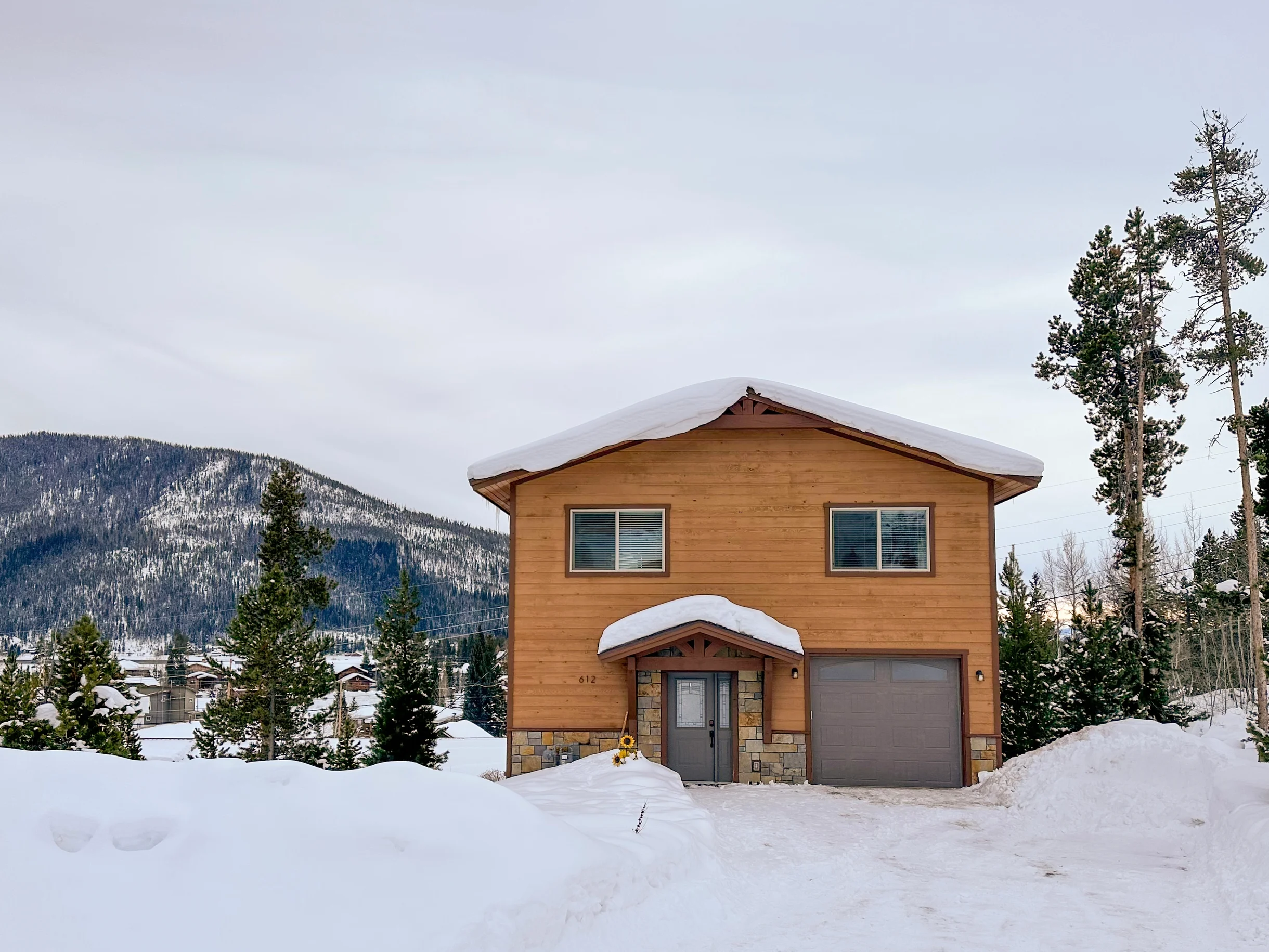 Amazing View! Sauna 1 Block to Downtown 5BR Sleeps16 with 2 King Suites Game Rm #26