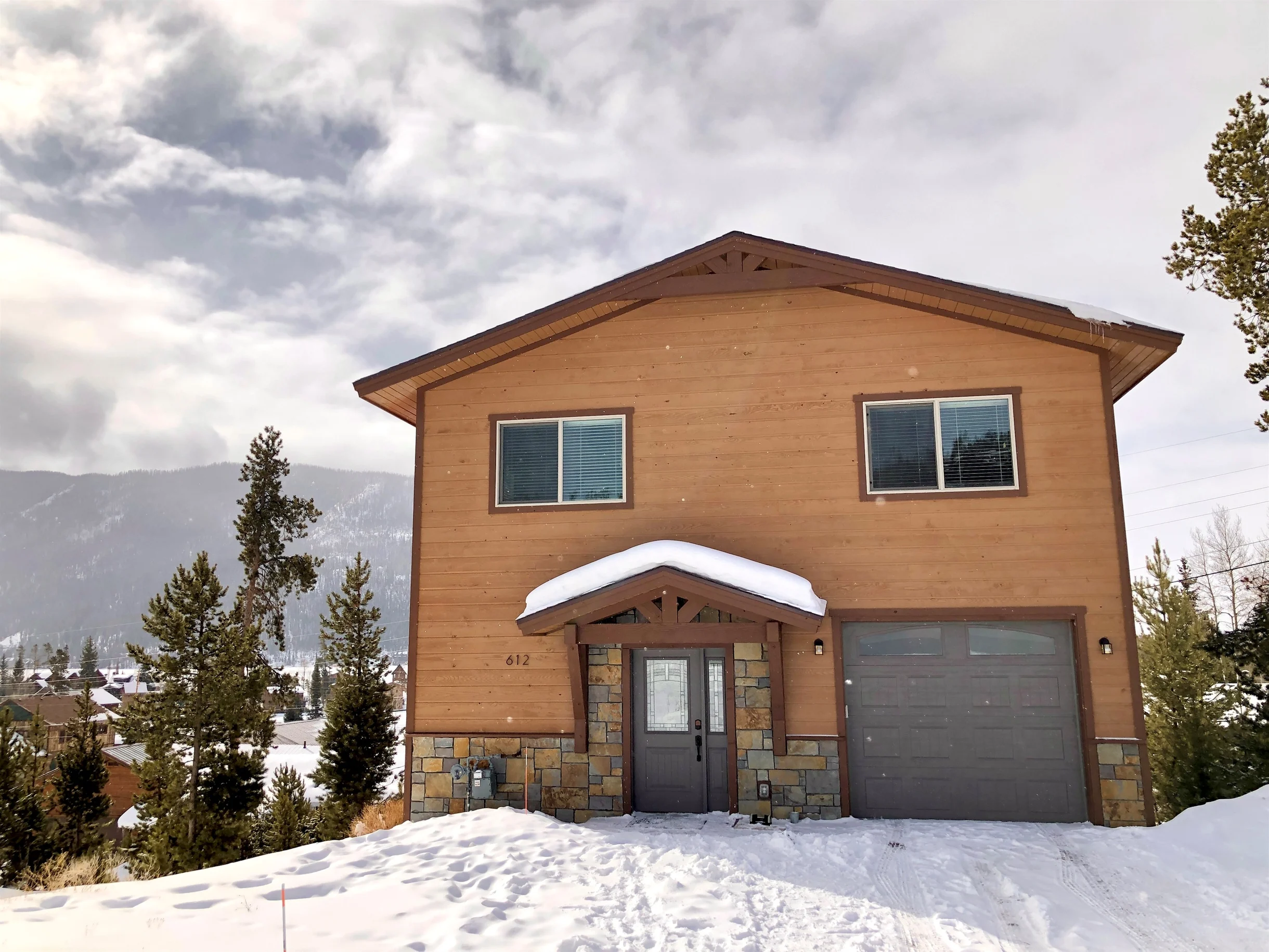 Amazing View! Sauna 1 Block to Downtown 5BR Sleeps16 with 2 King Suites Game Rm #38