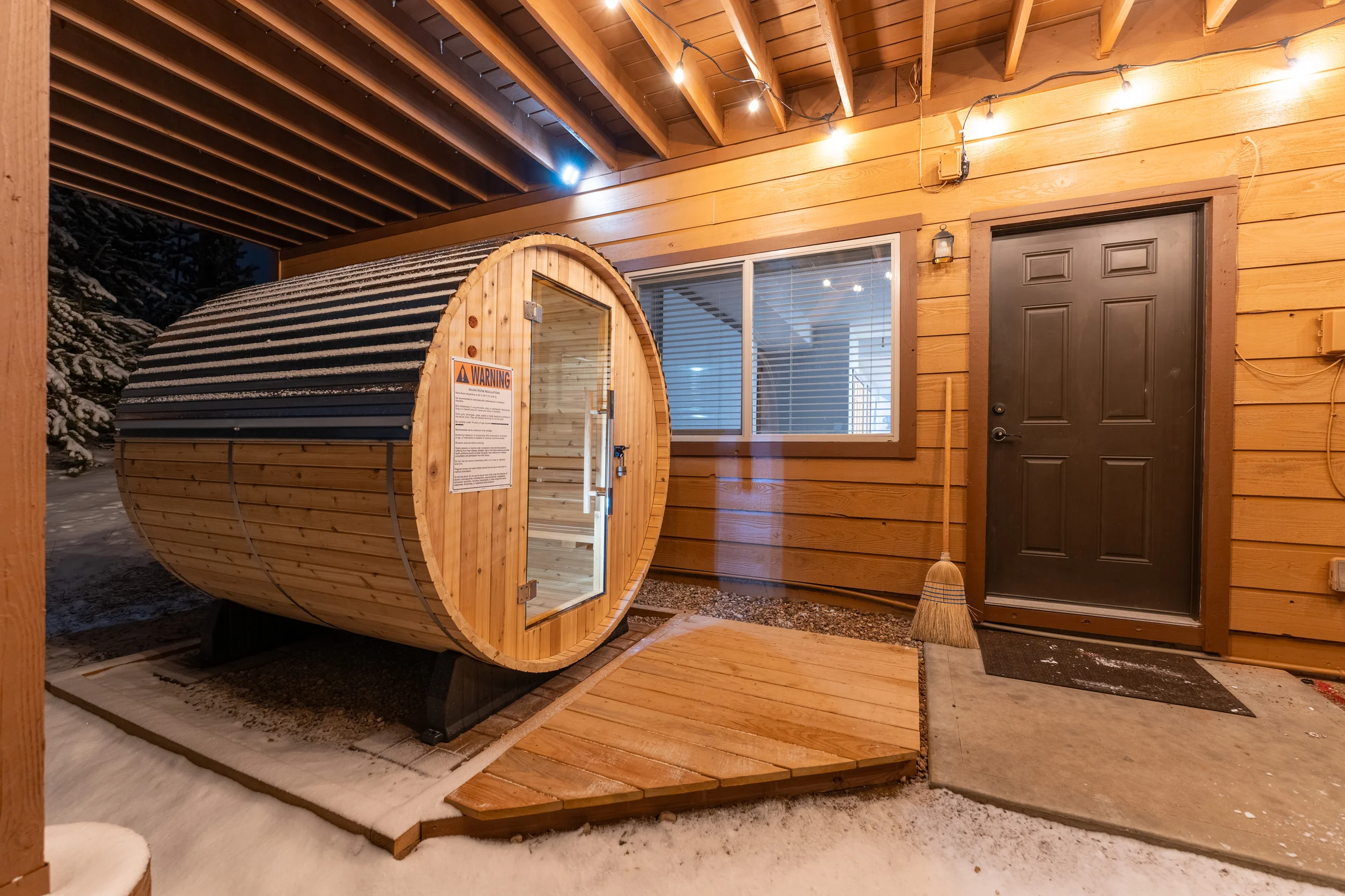 Amazing View! Sauna 1 Block to Downtown 5BR Sleeps16 with 2 King Suites Game Rm #33