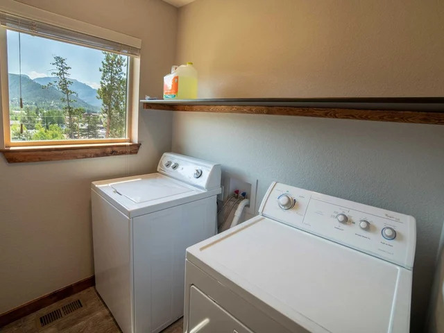 Amazing View! Sauna 1 Block to Downtown 5BR Sleeps16 with 2 King Suites Game Rm #56
