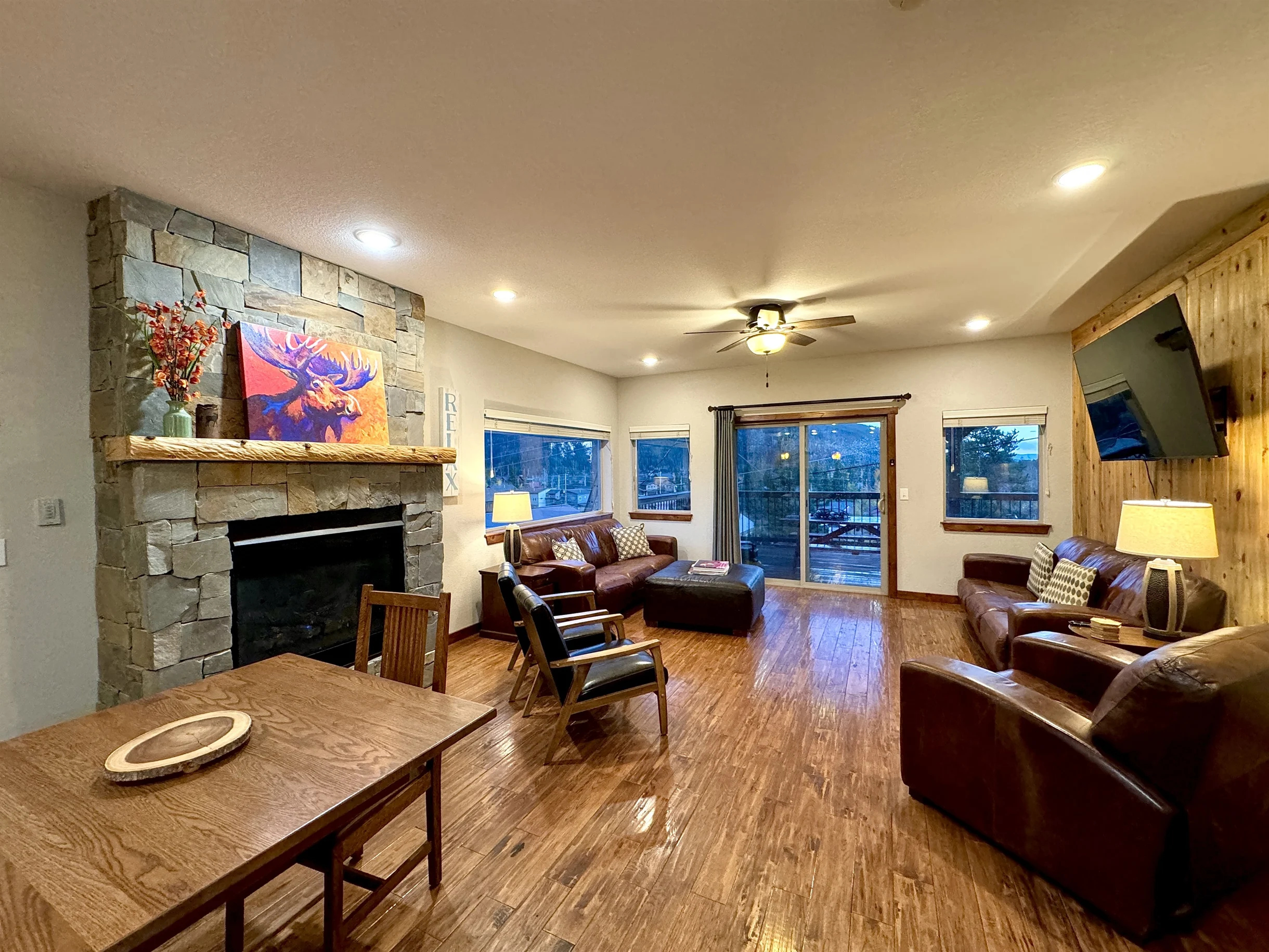 Amazing View! Sauna 1 Block to Downtown 5BR Sleeps16 with 2 King Suites Game Rm #43