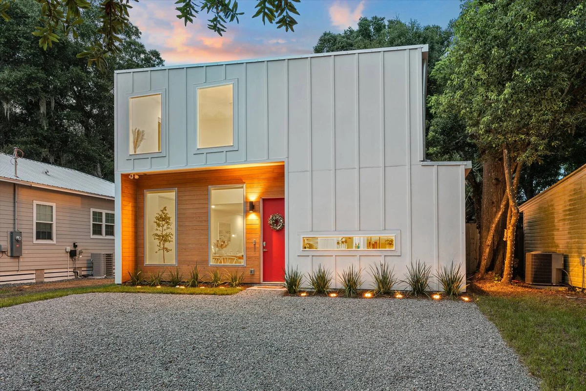 La Costa — A Modern Coastal Retreat with a Putting Green #98