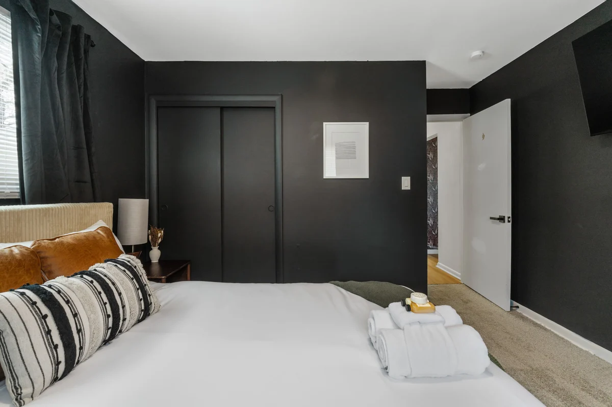 Bedroom 5 image 1