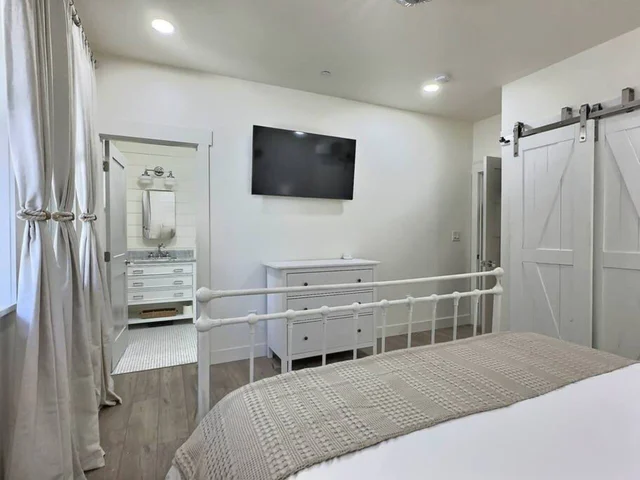 BEDROOM image 1