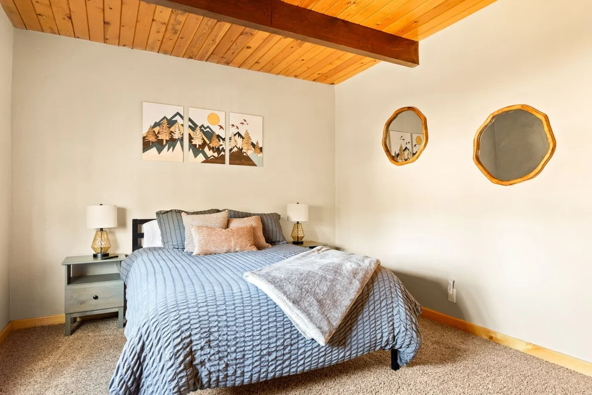 Four Seasons 4 BR Cabin, Views, Games & Hot Tub #64