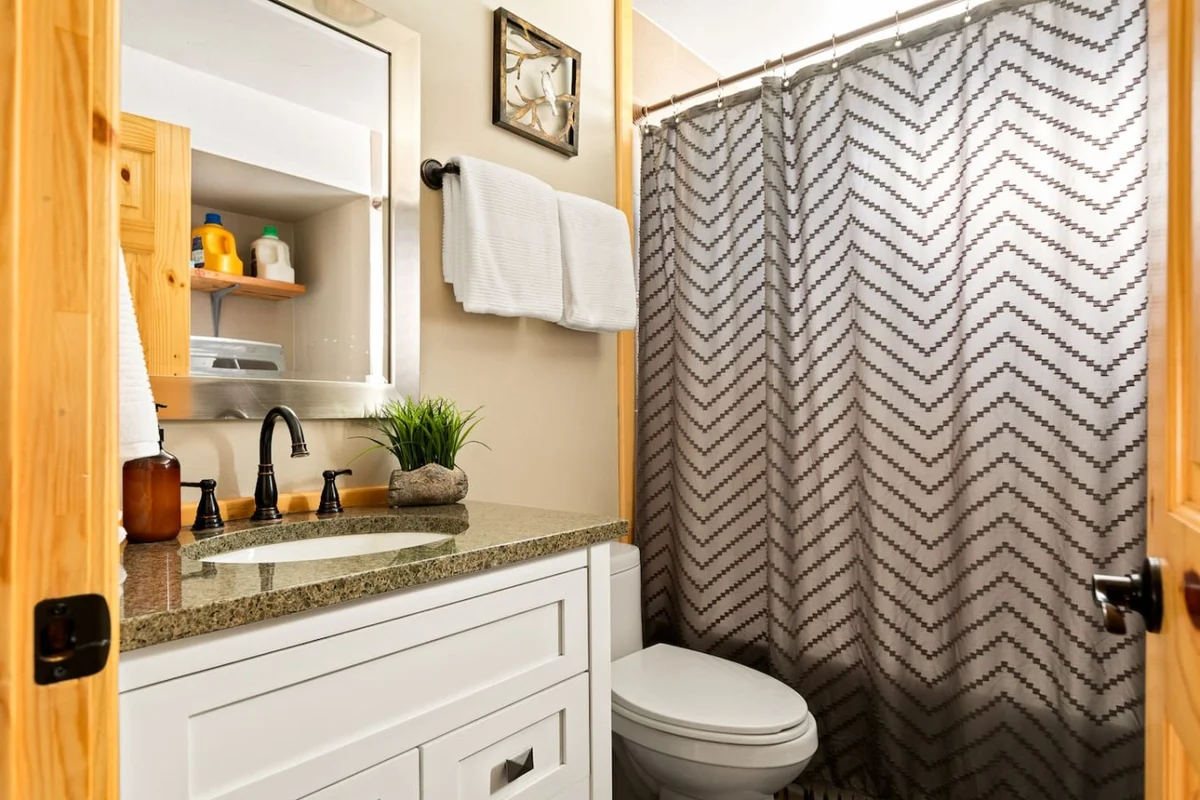 Four Seasons 4 BR Cabin, Views, Games & Hot Tub #63