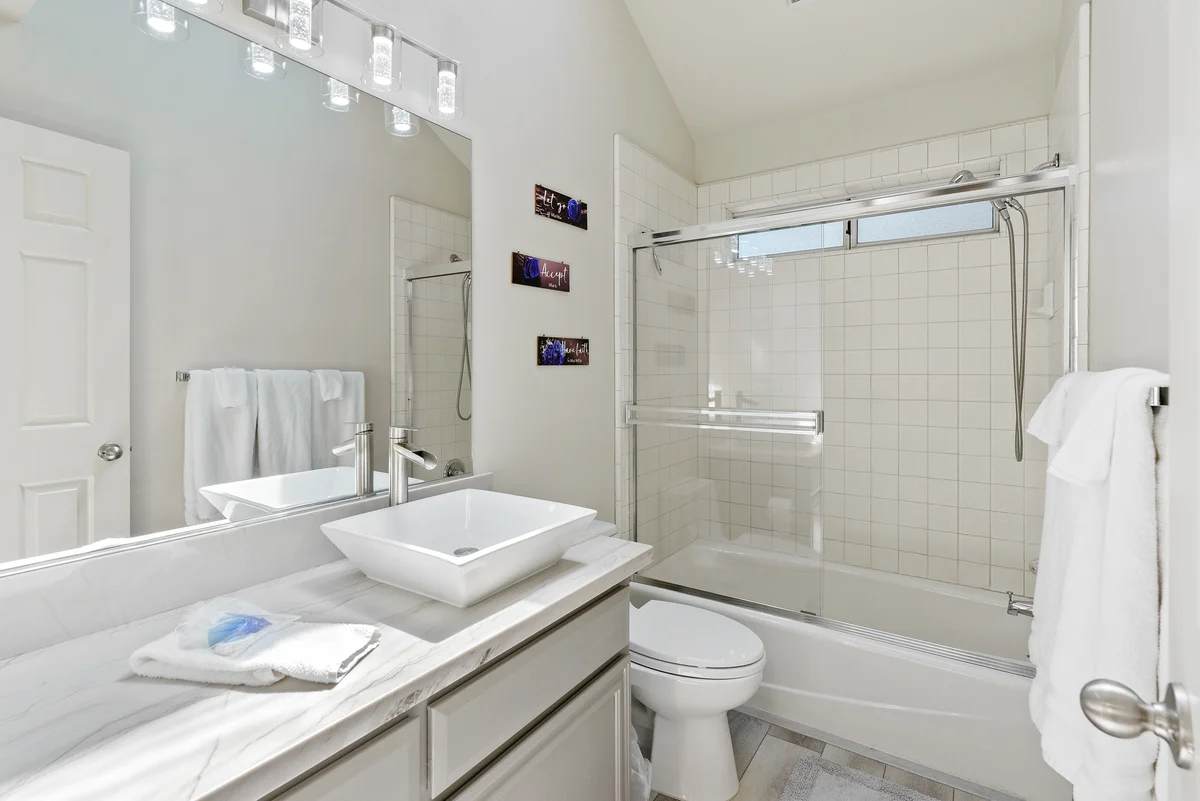 Primary Ensuite Third level image 1